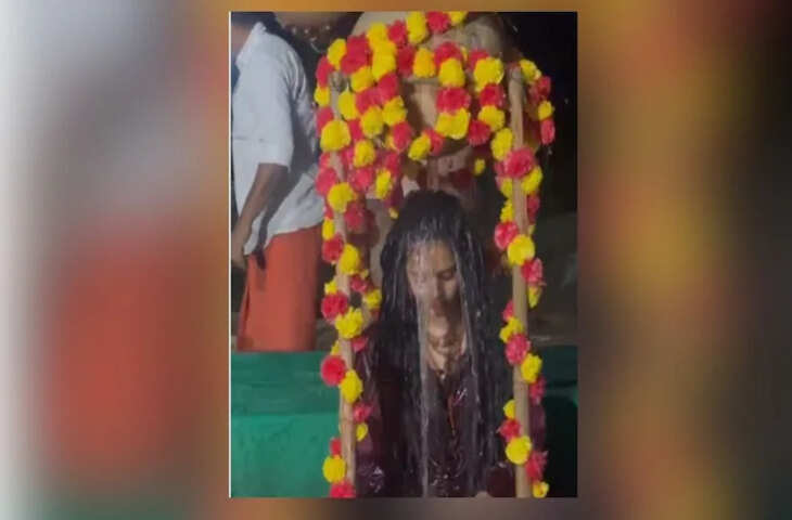 कड़ाके की सर्दी में जलधारा के बीच शिव भक्ति में लीन महिला साधु, वीडियो देख लोग बोले- 'हर हर महादेव'