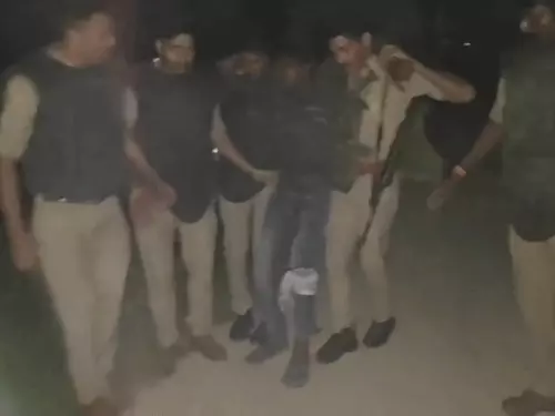 आजमगढ़ में पुलिस और बदमाशों के बीच मुठभेड़, जवाबी कार्रवाई में दो आरोपी घायल; गिरफ्तार कर अस्पताल में कराया भर्ती
