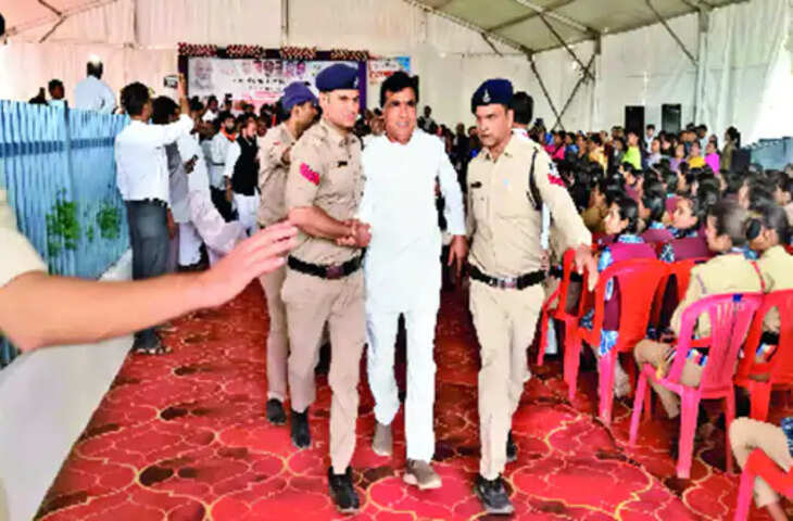 44 करोड़ के सीएम राइस स्कूल के लोकार्पण में हंगामा, जिला पंचायत अध्यक्ष को पुलिस ने कार्यक्रम स्थल से बाहर निकाला