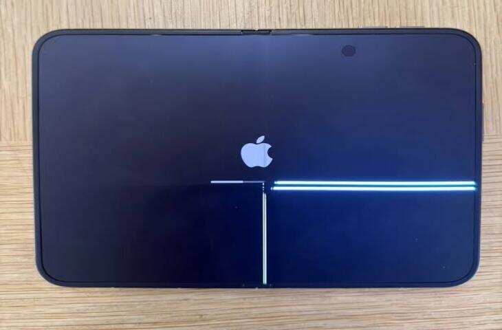 Apple के पहले फोल्डेबल iPhone Duo की स्क्रीन में आई खराबी, वीडियो में जाने 4.5 लाख रुपये तक है कीमत; कंपनी देगी नया फोन