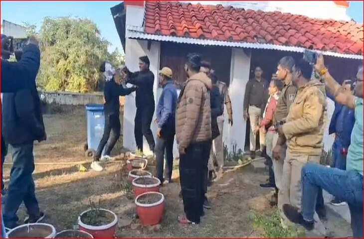 क्रिसमस सेलिब्रेशन में धर्मांतरण के शक पर मचा ऐसा बवाल&hellip; जबलपुर में भिड़ हए हिंदूवादी संगठन और ईसाई समुदाय के लोग