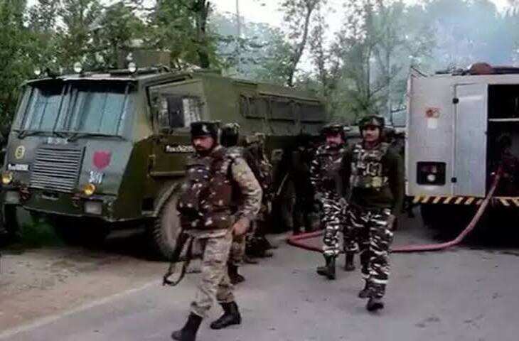 कुलगाम में सुरक्षाबलों की बड़ी कार्रवाई, पांच संदिग्ध आतंकी सहयोगी गिरफ्तार; फुटेज में देंखे हथियार और ग्रेनेड बरामद