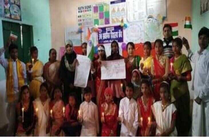 क्या आप सोच सकते हैं कि किसी स्कूल के बच्चे एक नहीं दो नहीं, बल्कि 13 भाषाएं बोल सकते हैं? यह सुनकर शायद आपको विश्वास नहीं होगा, लेकिन यह पूरी तरह से सच है। उत्तर प्रदेश के पीलीभीत जिले के मरौरी ब्लॉक के एक उच्च प्राथमिक स्कूल, कैंच के बच्चे यह असाधारण कारनामा कर रहे हैं। इन बच्चों ने ऐसी भाषाओं को सीख लिया है, जो ना केवल भारत के विभिन्न हिस्सों से संबंधित हैं, बल्कि वे आपस में इन भाषाओं में बातचीत भी करते हैं।  यह स्कूल तमिल, तेलुगु, मलयालम, संथाली, पंजाबी, मराठी, उर्दू, सिंधी जैसी भाषाओं में अभिवादन करता है और यह बच्चों की असाधारण क्षमता को दर्शाता है। बच्चों की यह उपलब्धि निश्चित ही सराहनीय है, और इसे देखते हुए उनके माता-पिता, स्कूल के प्रभारी और शिक्षकों ने इस प्रयास की बहुत सराहना की है। कैंच का यह विद्यालय 1800 बेसिक स्कूलों में से एकमात्र ऐसा विद्यालय है जो इस प्रकार की उपलब्धि प्राप्त कर सका है।  दरअसल, यह सफलता एक महत्वपूर्ण सरकारी पहल का परिणाम है। भारत सरकार ने स्कूली बच्चों में भाषा के माध्यम से "एक भारत श्रेष्ठ भारत" का भाव जागृत करने के लिए एक कार्यक्रम शुरू किया था, जिसे "भाषा संगम" कहा जाता है। इस कार्यक्रम का उद्देश्य बच्चों को विभिन्न भारतीय भाषाओं के प्रति जागरूक करना और उन्हें इन भाषाओं के बारे में सीखाना था। इसके तहत बच्चों को हर दिन एक नई भारतीय भाषा के बारे में सिखाया जाता था, जो देश के विभिन्न हिस्सों में बोली जाती हैं।  सरकार ने इस पहल को लागू करने के लिए सभी स्कूलों को निर्देश दिए थे, और इस कार्य को खंड शिक्षा अधिकारियों द्वारा पूरी तरह से अमल में लाया गया था। इसके बाद, स्कूलों के प्रधानाध्यापकों को भी इस कार्यक्रम को सख्ती से लागू करने के आदेश दिए गए थे। यह कार्यक्रम एक महीने तक चलने वाला था, और इसके बाद बच्चों की फोटो और वीडियो विभाग की वेबसाइट पर अपलोड करने का निर्देश दिया गया था।  इस कार्यक्रम का अंत 21 दिसंबर को हुआ, और इस दौरान मरौरी ब्लॉक के उच्च प्राथमिक स्कूल के प्रधानाध्यापक वैभव जैसवार ने अपनी कठिन मेहनत और लगन से बच्चों को 13 भाषाओं का आधारभूत ज्ञान कराया। उन्होंने बच्चों को सिर्फ भाषाओं से ही परिचित नहीं कराया, बल्कि उन्हें उन भाषाओं से संबंधित संस्कृति के बारे में भी बताया। वैभव जैसवार का यह प्रयास न केवल बच्चों के ज्ञान को बढ़ावा देने वाला था, बल्कि उन्होंने बच्चों को भारतीय भाषाओं के महत्व और विविधता के बारे में भी समझाया।  इस कार्यक्रम के समापन के मौके पर, बच्चों ने जिस राज्य की भाषा सीखी थी, उसी राज्य की पारंपरिक वेशभूषा धारण की थी। इस दौरान बच्चों ने न केवल उन भाषाओं में संवाद किया, बल्कि अपनी सांस्कृतिक समझ और कौशल का भी प्रदर्शन किया। बच्चों द्वारा दिखाए गए इस अद्वितीय प्रयास ने इस स्कूल को एक मॉडल स्कूल बना दिया, जहां एक ही समय में कई भाषाओं और संस्कृतियों का सम्मान किया जा रहा है।  कैंच के इस स्कूल के बच्चों का यह कारनामा न केवल शिक्षा के क्षेत्र में एक उदाहरण है, बल्कि यह एक प्रेरणा भी है, जो यह दर्शाता है कि यदि प्रयास सच्चे हों, तो बच्चों को किसी भी भाषा और संस्कृति को समझने में कोई कठिनाई नहीं होती। इस पहल ने बच्चों को एक-दूसरे के प्रति सम्मान और समझ पैदा करने का मौका दिया, साथ ही भारतीय संस्कृति और भाषाओं के महत्व को भी बढ़ावा दिया।  इस प्रकार, मरौरी ब्लॉक के कैंच स्कूल के बच्चों की यह उपलब्धि न केवल उनकी मेहनत का परिणाम है, बल्कि यह "भाषा संगम" कार्यक्रम की सफलता का भी प्रतीक है। यह घटना बताती है कि जब सरकार और शिक्षक मिलकर एक उद्देश्य के साथ काम करते हैं, तो परिणाम बहुत सकारात्मक होते हैं।