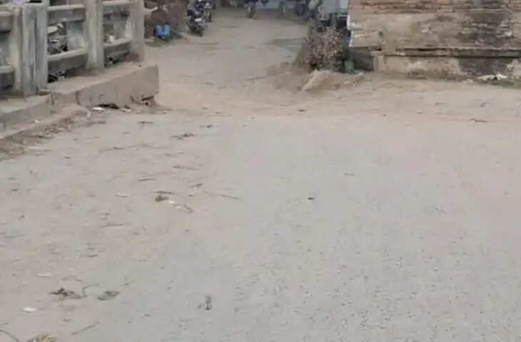 दाहा नदी पर बने पीसीसी पुल का एप्रोच रोड अधूरा, बरसात में बढ़ा हादसों का खतरा