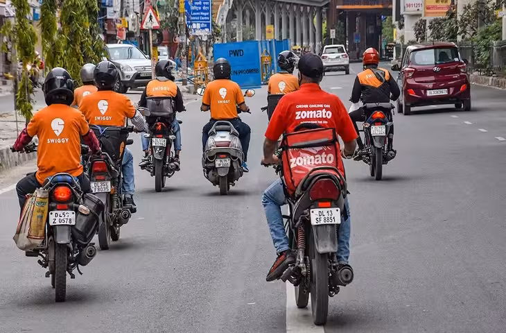 बाइक से Zomato डिलीवरी कर रहे युवक को RTO ने रोका, पूछा- Permission है? वीडियो वायरल