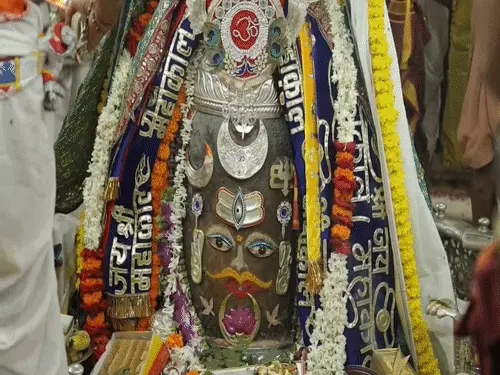 महाकाल की भस्म आरती में उमड़ा आस्था का सैलाब: ब्रह्म मुहूर्त में पंचामृत अभिषेक के बाद दिव्य श्रृंगार, श्रद्धालुओं ने किए बाबा के दर्शन