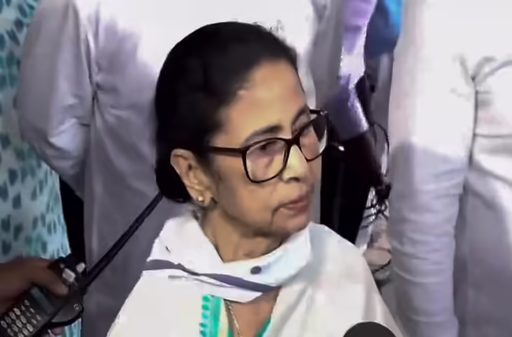 भवानीपुर में स्ट्रॉन्ग रूम को लेकर सियासी घमासान: 4 घंटे तक जमी रही ममता बनर्जी, बोलीं - 'EVM लूटने नहीं देंगे....'
