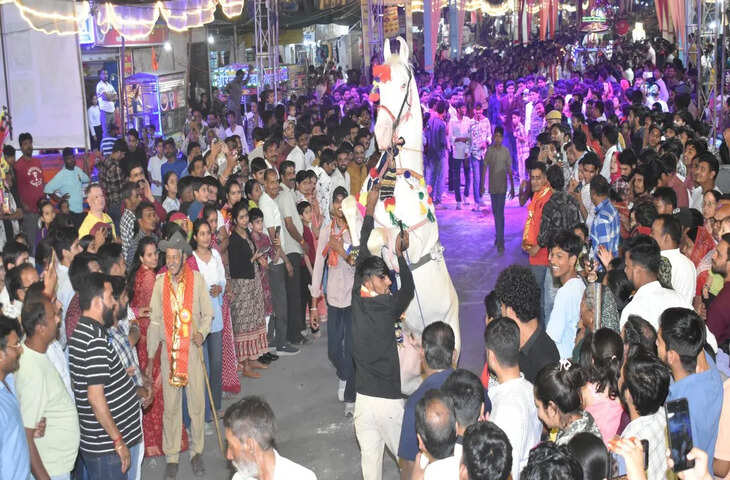  राजसमंद में नगर परिषद के तत्वावधान में चल रहे गणगौर महोत्सव के तीसरे दिन आज &ldquo;चुंदड़ीगणगौर&rdquo; का भव्य आयोजन हुआ। जैसे ही पारंपरिक सवारी निकली, पूरा शहर उत्सव और भक्ति के रंग में रंगा नजर आया। पुष्टि मार्ग की तृतीय पीठ प्रभु श्री द्वारकाधीश मंदिर से सवारी धूमधाम से रवाना हुई। ईसरजी और गणगौ