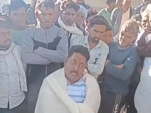 वीडियो में देखें दौसा में बिजली विजिलेंस टीम को ग्रामीणों ने घेरा, विधायक रामबिलास मीणा के बयान से बढ़ा विवाद