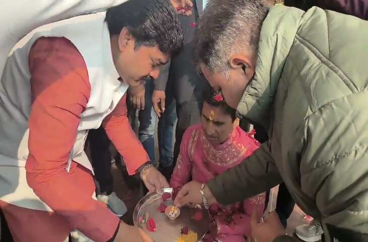 वीडियो में देखें कवि कुमार विश्वास पहुंचे अयोध्या, रामलला के किए दर्शन, भाजपा के पूर्व विधायक ने पैर धोए, आरती उतारी