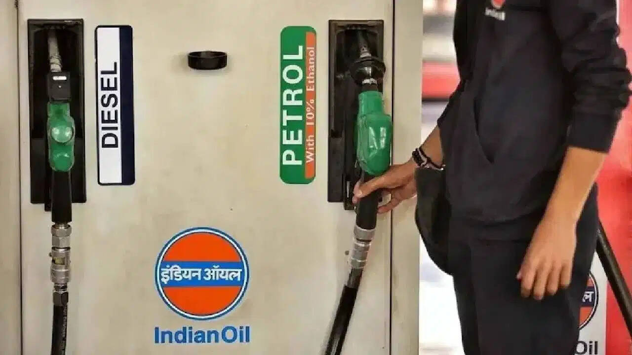 Petrol-Diesel Price Today: आज कितने रुपये लीटर मिल रहा है पेट्रोल और डीजल? टंकी फुल कराने से पहले जाने आज के ताजा भाव