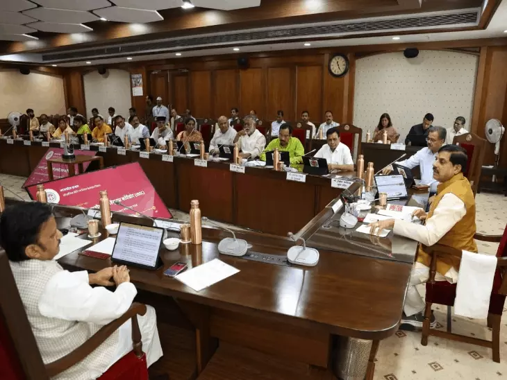 जबलपुर-इंदौर इकोनॉमिक कॉरिडोर के लिए नई कंपनी...सरकार देगी 100 करोड़:पहले चरण में 10 हजार एकड़ में बनेंगे 3 से 5 इंडस्ट्रियल हब; मार्च 2028 तक ₹1 लाख करोड़ निवेश का लक्ष्य