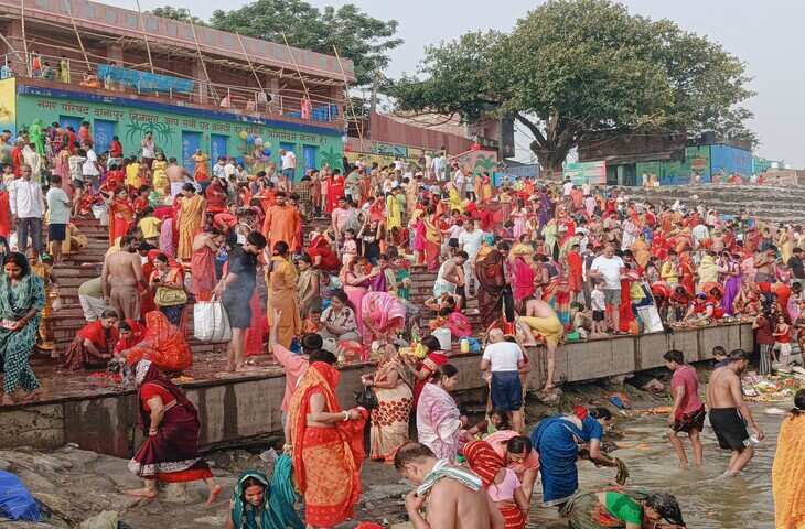 गंगा दशहरा पर यूपी के घाटों पर उमड़ा आस्था का सैलाब, फुटेज में देंखे काशी में मां गंगा को चढ़ी 5100 साड़ियों की चुनरी