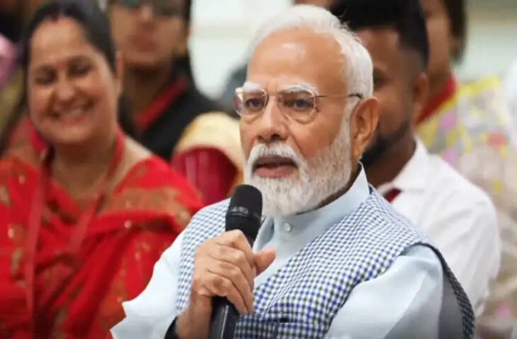 भारत सरकार देश के लोगों के लिए बहुत सारी योजना चलाती रहती है. सरकार की कई योजनाओं का लाभ देश के अलग-अलग लोगों को मिलता है. लोगों की जरूरत के हिसाब से सरकार योजनाएं लेकर आती है. 8 अप्रैल की सुबह प्रधानमंत्री नरेंद्र मोदी ने पीएम मुद्रा योजना के लाभार्थियों से बात की.  प्रधानमंत्री मोदी को लाभार्थियों ने पीएम मुद्रा योजना के लाभ के बारे में बताया और उनके साथ अपना अनुभव भी शेयर किया. आखिर क्या है प्रधानमंत्री मुद्रा योजना. और इस योजना में किस तरह होता है फायदा. कौन कर सकता है इसके लिए आवेदन. क्या है इसकी पूरी प्रक्रिया चलिए आपको बताते हैं सारी जानकारी.    क्या है मुद्रा योजना? देश में बहुत से लोग ऐसे हैं. जो नौकरी करने के बजाय खुद का व्यवसाय शुरू करना चाहते हैं. या अपने पहले से ही स्थापित व्यवसाय को बढ़ाना चाहते हैं. लेकिन इस काम के लिए उनके पास पर्याप्त धनराशि नहीं है. इस तरह के लोगों को सहायता देने के लिए भारत सरकार ने साल 2015 में मुद्रा योजना शुरू की थी. 8 अप्रैल 2015 को देश में प्रधानमंत्री मुद्रा योजना शुरू हुई. जिसके तहत उद्यमियों को 10 लाख रुपए तक का लोन दिया जाता था.    लेकिन इस साल से इस योजना में अधिकतम लोन की राशि को बढ़ाकर 20 लाख रुपए कर दिया गया है. बता दें योजना में चार तरह की कैटेगरी है. जिनमें शिशु, किशोर, तरुण और  तरुण प्लस शामिल हैं. शिशु कैटेगरी में 50,000 रुपये तक का लोन दिया जाता है. किशोर कैटेगरी में 50,000 से लेकर 5 लाख रुपए तक का, तरुण कैटेगरी में 5 लाख से 10 लाख रुपए तक का और इस कैटेगरी के लोन चुकाने वालों को तरुण प्लस कैटेगरी के तहत 10 लाख से लेकर 20 लाख तक का लोन मिलता है.   यह भी पढ़ें: ट्रेन से जानी है बारात और IRCTC पर नहीं कर पा रहे बुकिंग, जान लीजिए रेलवे का नियम  कैसे मिलेगा पीएम मुद्रा योजना में लोन? अगर आप प्रधानमंत्री मुद्रा योजना के तहत लोन लेना चाहते हैं. तो उसके लिए आप अपने नजदीकी सरकारी या किसी प्राइवेट बैंक में जा सकते हैं. आप आरबीआई, एनबीएफसी या माइक्रो फाइनेंस इंस्टीट्यूशंस में भी जा सकते हैं. वहां जाकर आपको एक फॉर्म भरना होगा. जिसमें अपने बिजनेस के बारे में आपको इनफॉरमेशन प्रदान करनी होगी.  यह भी पढ़ें: मंईयां सम्मान योजना का इन लोगों को नहीं मिलेगा लाभ, आ गया बड़ा अपडेट   इसके साथ ही कुछ दस्तावेज जमा करने होंगे. जिनमें आधार कार्ड ,पैन कार्ड और आपके बिजनेस से जुड़े दस्तावेज होंगे साथ ही आपका पासपोर्ट साइज फोटो भी जरूरी होगा. बैंक आपके दस्तावेजों की जांच करने के बाद आपके लोन को स्वीकृत कर देगा. ऑनलाइन आवेदन के लिए आप www.udyamimitra.in पर विजिट कर सकते हैं.  यह भी पढ़ें: बिजनेस शुरू करने के लिए इस योजना में मिलता है 20 लाख का लोन, जान लीजिए काम की बात   Published at : 08 Apr 2025 11:25 AM (IST) Tags : Loan Utility News Mudra Yojana PM Mudra Yojana हिंदी समाचार, ब्रेकिंग न्यूज़ हिंदी में सबसे पहले पढ़ें ABP News पर। सबसे विश्वसनीय हिंदी न्यूज़ वेबसाइट एबीपी न्यूज़ लाइव पर पढ़ें बॉलीवुड, लाइफस्टाइल, यूटिलिटी और खेल जगत, से जुड़ी ख़बरें और देखें