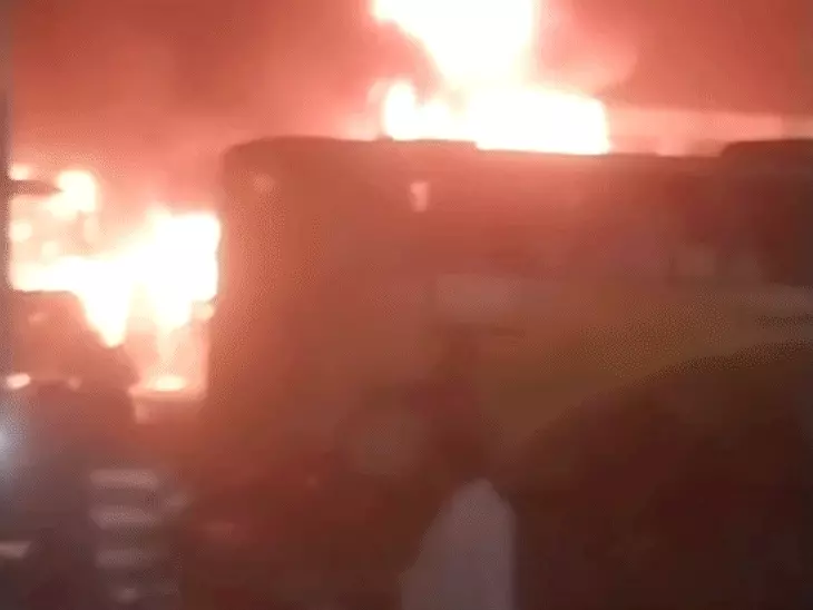 भोपाल ISBT पर वर्मा ट्रेवल्स की 8 बसों में लगी आग, एक से दूसरी बस तक पहुंचीं लपटें; नागपुर-अहमदाबाद-सूरत के यात्रियों की यात्रा रद्द