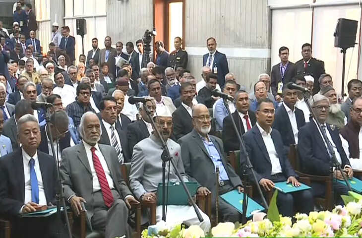 वीडियो में जाने बांग्लादेश की 13वीं नेशनल पार्लियामेंट के नए सांसदों ने ली शपथ