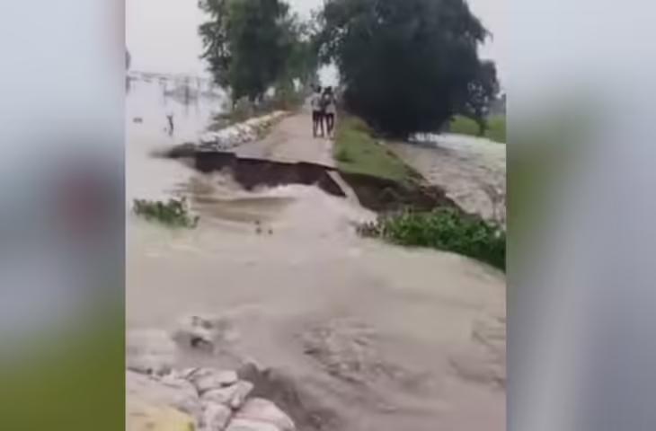 भागलपुर में गंगा और कोसी नदियों के जलस्तर में लगातार उतार-चढ़ाव के बीच बाढ़ का खतरा तेजी से बढ़ता जा रहा है। केंद्रीय जल आयोग की ताजा रिपोर्ट के अनुसार, मंगलवार को भागलपुर में गंगा नदी का जलस्तर करीब 15 सेंटीमीटर और कहलगांव में 10 सेंटीमीटर तक घटने का अनुमान है। हालांकि जलस्तर में यह गिरावट होने के बावजूद नवगछिया क्षेत्र की स्थिति बिगड़ती जा रही है।  नवगछिया के रंगरा प्रखंड के साधोपुर में जमींदारी बांध टूट जाने से कोसी नदी का पानी तेज़ी से निचले इलाकों में फैल गया है। इस कारण आसपास के गांवों में अफरा-तफरी मच गई है और लोगों के बीच भय का माहौल है। साधोपुर, बनिया और भवानीपुर की बस्तियां पूरी तरह बाढ़ के पानी में डूब चुकी हैं।  स्थानीय प्रशासन और आपदा प्रबंधन टीम ने तुरंत राहत कार्य शुरू किया है, लेकिन पानी की बढ़ती स्थिति से निपटना चुनौतीपूर्ण साबित हो रहा है। प्रभावित इलाकों के लोगों को सुरक्षित स्थानों पर स्थानांतरित करने का कार्य जारी है।  इस बीच, अधिकारियों ने जनता से अपील की है कि वे नदी किनारे जोखिम वाले इलाकों में न जाएं और प्रशासन के निर्देशों का पालन करें। बाढ़ से प्रभावित क्षेत्रों में खाद्य, पेयजल और चिकित्सा सहायता पहुंचाने के लिए राहत शिविर भी स्थापित किए जा रहे हैं।  जलस्तर में उतार-चढ़ाव के कारण भविष्य में भी बाढ़ की स्थिति बनी रह सकती है, इसलिए लोगों को सतर्क रहने और बचाव के लिए तैयार रहने की जरूरत है।