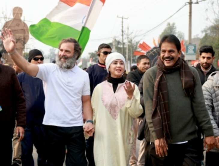 अभिनेत्री - राजनीतिज्ञ Urmila Matondkar हुई भारत जोड़ो यात्रा में शामिल, ससुराल जाने के रास्ते में किया राहुल गांधी का स्वागत