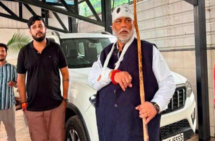 सिर पर पट्टी, हाथ में लाठी लेकर संसद पहुंचे पप्पू यादव, बोले- "यह विरोध छात्रों के सम्मान की लड़ाई