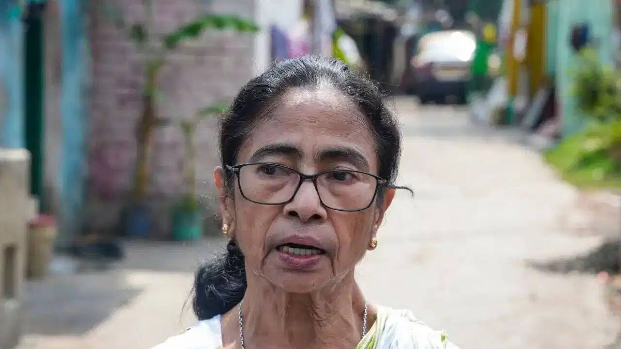 ₹1000 करोड़ पर लगा ताला! TMC के 12 और बैंक खाते फ्रीज होने से बढ़ी मुश्किलें, जानिए पूरा मामला
