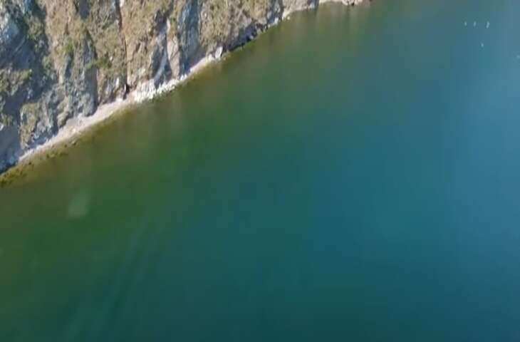 दुनिया की सबसे रहस्यमयी झील, जिसे अलग-अलग दिशाओं से देखने पर बदल जाता है आकार