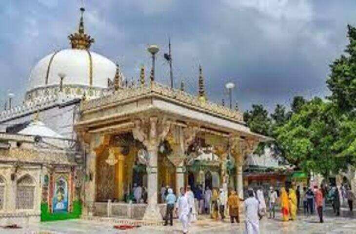 अजमेर दरगाह की बड़ी देग में कूदा युवक, रुपए जेब में भरने लगा, वीडियो में जाने कर्मचारियों ने पकड़कर बाहर निकाला
