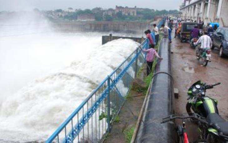 गुजरात में पिछले कई दिनों से लगातार हो रही बारिश के मद्देनजर बढ़ते जल स्तर को नियंत्रित करने के लिए पिछले दो दिनों में वासना बैराज से साबरमती नदी में लगभग 13,000 क्यूसेक पानी छोड़ा गया है।  लगातार हो रही बारिश के बीच अहमदाबाद के कई इलाकों में जलभराव हो गया है। मंगलवार को नर्मदा मुख्य नहर से साबरमती नदी में 8,040 क्यूसेक पानी का लगातार बहाव जारी है। संत सरोवर बांध से अतिरिक्त 20,012 क्यूसेक पानी छोड़ा जा रहा है, जो साबरमती में जल प्रवाह को बढ़ाने में योगदान दे रहा है।  जल स्तर को नियंत्रित करने के चल रहे प्रयासों के तहत वासना बैराज मंगलवार शाम तक साबरमती नदी में लगभग 30,000 क्यूसेक पानी छोड़ेगा।  स्थानीय प्रशासन ने वासना बैराज के नीचे साबरमती नदी के किनारे के गांवों में रहने वाले निवासियों से सावधानी बरतने और बदलती जल स्थितियों के बारे में सतर्क रहने को कहा है।