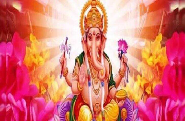 राजस्थान के चूरू जिले में स्थित सालासर बालाजी धाम भगवान हनुमान के सबसे प्रसिद्ध मंदिरों में से एक है। हर वर्ष लाखों श्रद्धालु यहां दर्शन के लिए पहुंचते हैं। यह मंदिर विशेष रूप से भगवान हनुमान की दाढ़ी और मूंछ वाले अद्वितीय स्वरूप के लिए जाना जाता है। चैत्र पूर्णिमा और आश्विन पूर्णिमा के अवसर पर यहां विशाल मेले लगते हैं, जिनमें देशभर से श्रद्धालु शामिल होते हैं।  धार्मिक मान्यताओं के अनुसार सालासर बालाजी धाम की स्थापना लगभग ढाई सौ वर्ष पहले हुई थी। लोककथा के अनुसार भगवान हनुमान ने अपने परम भक्त बाबा मोहनदास को स्वप्न में दर्शन देकर यहां विराजमान होने की इच्छा प्रकट की थी। आज भी श्रद्धालु बालाजी के दर्शन से पहले बाबा मोहनदास की समाधि पर श्रद्धा अर्पित करते हैं।  सालासर बालाजी मंदिर का धार्मिक महत्व  सालासर धाम में भक्त नारियल, चूरमा, सिंदूर और चोला अर्पित कर बजरंगबली का आशीर्वाद प्राप्त करने की कामना करते हैं। मंगलवार और शनिवार को यहां विशेष भीड़ रहती है। धार्मिक मान्यता है कि सच्चे मन से की गई प्रार्थना से मनोकामनाएं पूर्ण होती हैं, हालांकि यह विश्वास आस्था और परंपरा पर आधारित है।  हाल के चर्चित घटनाक्रम  हाल के समय में सालासर बालाजी मंदिर चर्चा में तब आया, जब सोशल मीडिया पर श्रद्धालुओं और सुरक्षा कर्मियों के बीच कथित मारपीट का एक वीडियो वायरल हुआ। एक परिवार ने मंदिर के बाउंसरों पर मारपीट के आरोप लगाए, जबकि मंदिर समिति ने इन आरोपों का खंडन करते हुए कहा कि वायरल वीडियो घटना का केवल एक पक्ष दिखाता है और मामले की अलग परिस्थितियां थीं। यह मामला व्यापक चर्चा का विषय बना था।  श्रद्धालुओं के लिए आकर्षण  सालासर बालाजी धाम केवल धार्मिक आस्था का केंद्र ही नहीं, बल्कि राजस्थान के प्रमुख धार्मिक पर्यटन स्थलों में भी शामिल है। यहां देश के विभिन्न राज्यों से आने वाले श्रद्धालुओं के लिए धर्मशालाएं, प्रसाद व्यवस्था और अन्य सुविधाएं उपलब्ध हैं। मंदिर परिसर में पूरे वर्ष धार्मिक आयोजन और विशेष पूजा-अर्चना होती रहती है।  सालासर बालाजी धाम आज भी करोड़ों हनुमान भक्तों की अटूट आस्था का प्रतीक बना हुआ है। धार्मिक मान्यताओं के अनुसार श्रद्धा, सेवा और निष्कपट भक्ति के साथ किए गए दर्शन एवं पूजा से भक्तों को आध्यात्मिक शांति और बजरंगबली की कृपा प्राप्त होती है।