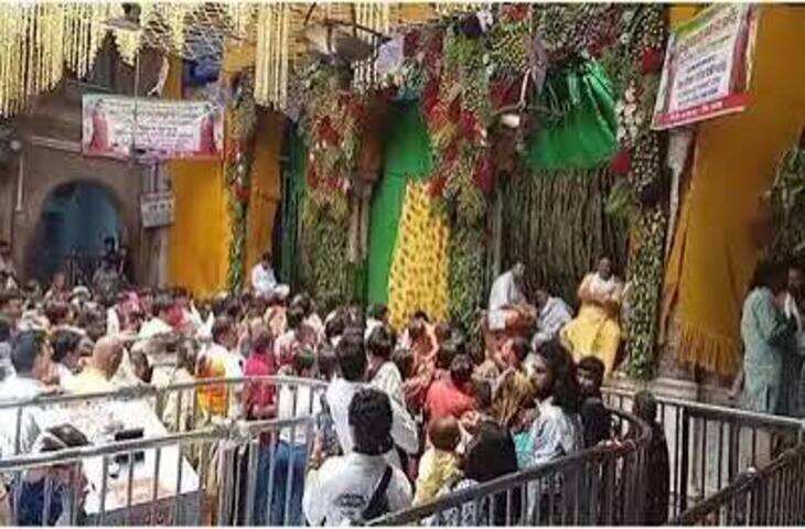 श्रीकृष्ण जन्माष्टमी पर मथुरा में भक्ति का रंग: ढोल-मंजीरे पर नाचीं महिलाएं, बांके बिहारी की 10 हजार भक्तों ने की आरती