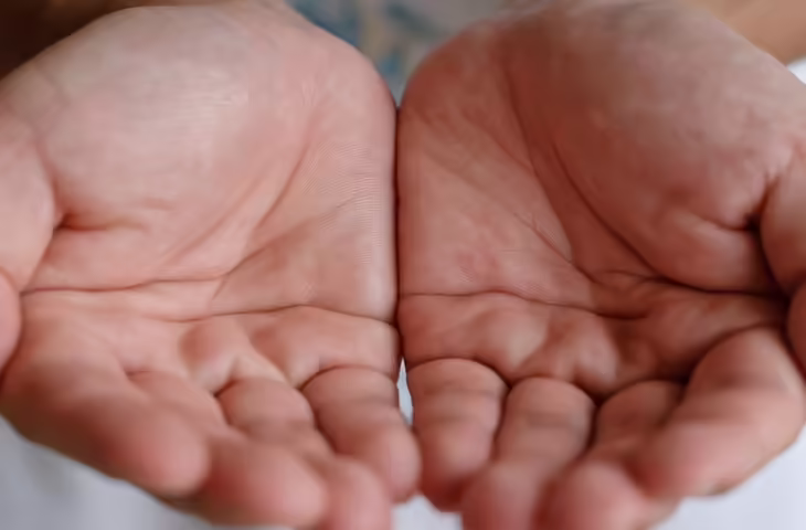 Palmistry in Hindi: हथेली में ऐसे दिखता है राहु-केतु का प्रभाव, जानें हस्तरेखा शास्त्र क्या कहता है