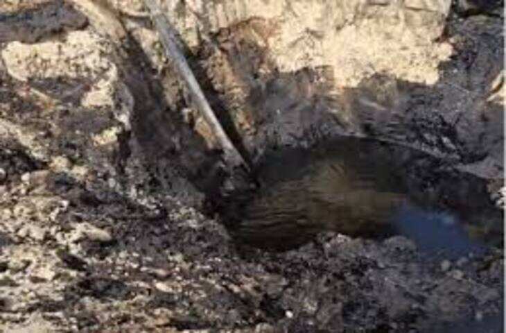 बाड़मेर में खेत से अचानक क्रूड ऑयल का रिसाव, वीडियो में जाने 55 से ज्यादा टैंकर भर चुके