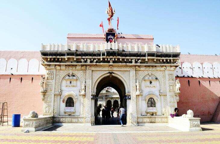 करणी माता मंदिर: जहां हजारों चूहों की होती है पूजा