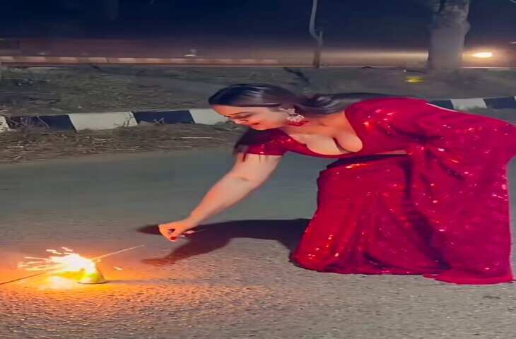 Viral Video: सड़क पर फुलझड़ी जलाते समय बरतें सावधानी, अंधेरे में हादसे का बन सकता है खतरा