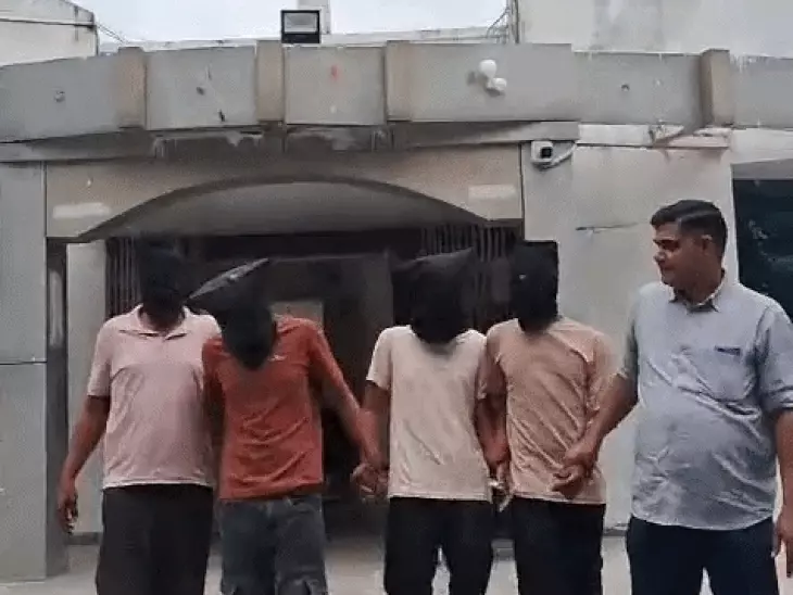 राजस्थान में राहगीरों को मदद के बहाने रोककर उनका अपहरण करने और लूटपाट करने वाले गिरोह का पुलिस ने खुलासा किया है। पुलिस ने मामले में चार आरोपियों को गिरफ्तार किया है। आरोप है कि बदमाश सड़क किनारे मुंह से झाग निकालने का नाटक करते थे और राहगीरों से मदद मांगकर उन्हें अपने जाल में फंसाते थे। इसके बाद उन्हें सुनसान जगह पर ले जाकर डराया-धमकाया जाता और आपत्तिजनक वीडियो बनाकर ब्लैकमेल किया जाता था।  पुलिस के अनुसार, आरोपी पीड़ितों से ऑनलाइन रुपए ट्रांसफर करवाते थे। गिरोह के सदस्य राहगीरों को देखकर बीमारी या परेशानी का नाटक करते थे। जैसे ही कोई व्यक्ति मदद के लिए रुकता, आरोपी उसे अपने साथियों के जाल में फंसा लेते थे।  मदद के बहाने बनाते थे शिकार  आरोपी सड़क किनारे इस तरह बैठते थे कि राहगीरों को लगे कि किसी व्यक्ति की तबीयत खराब है। वे मुंह से झाग निकालने का नाटक करते और मदद के लिए आवाज लगाते थे। राहगीर जब उनकी हालत देखकर रुकते तो आरोपी बातचीत के बहाने उन्हें अपने साथ ले जाते।  इसके बाद गिरोह के अन्य सदस्य भी मौके पर पहुंच जाते थे। पीड़ित को डराकर उसका मोबाइल और अन्य सामान अपने कब्जे में ले लिया जाता था।  आपत्तिजनक वीडियो बनाकर करते थे ब्लैकमेल  पुलिस जांच में सामने आया कि बदमाश केवल लूटपाट तक सीमित नहीं रहते थे। वे पीड़ितों के आपत्तिजनक वीडियो बना लेते और फिर उन्हें सार्वजनिक करने की धमकी देकर पैसे मांगते थे।  डर के कारण पीड़ितों से ऑनलाइन माध्यम से रकम ट्रांसफर कराई जाती थी। पुलिस अब आरोपियों से पूछताछ कर यह पता लगाने में जुटी है कि उन्होंने अब तक कितने लोगों को अपना शिकार बनाया है और इस गिरोह में कितने लोग शामिल हैं।  चार आरोपी गिरफ्तार  मामले की जांच के बाद पुलिस ने चार आरोपियों को गिरफ्तार किया है। पुलिस उनके आपराधिक रिकॉर्ड और मोबाइल फोन में मौजूद जानकारी की भी जांच कर रही है। साथ ही ऑनलाइन किए गए लेनदेन और संभावित पीड़ितों की जानकारी जुटाई जा रही है।  पुलिस को आशंका है कि आरोपी इसी तरीके से कई अन्य राहगीरों को भी अपना शिकार बना चुके हैं। पूछताछ के दौरान सामने आने वाली जानकारी के आधार पर मामले में आगे और कार्रवाई की जा सकती है।  पुलिस ने लोगों से अपील की है कि सड़क किनारे किसी व्यक्ति की संदिग्ध स्थिति देखकर मदद जरूर करें, लेकिन अनजान लोगों के साथ सुनसान स्थान पर जाने से बचें। किसी भी तरह की जबरदस्ती या ब्लैकमेलिंग की स्थिति में तुरंत पुलिस को सूचना दें।