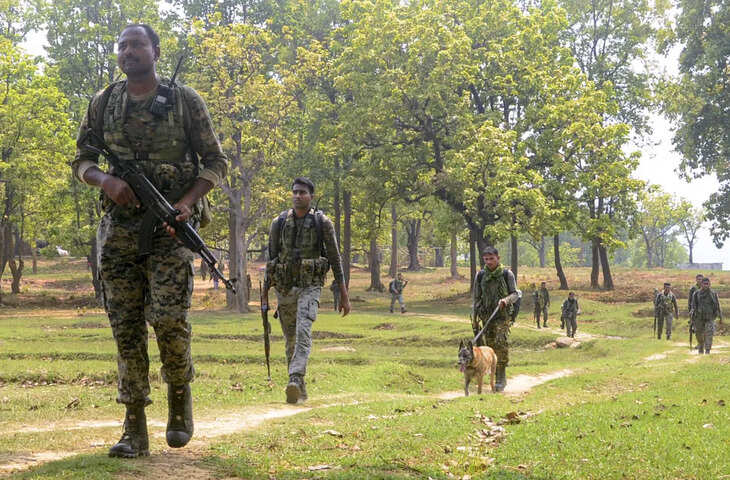 28.50 लाख रुपये के इनामी 14 नक्सलियों समेत 24 नक्सलियों ने पुलिस के सामने किया आत्मसमर्पण