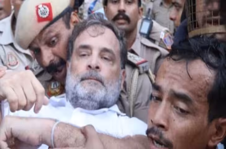 पीएम आवास के बाहर प्रदर्शन के दौरान राहुल-प्रियंका को उठाकर ले गई पुलिस, यहाँ देखे वायरल वीडियो&nbsp;