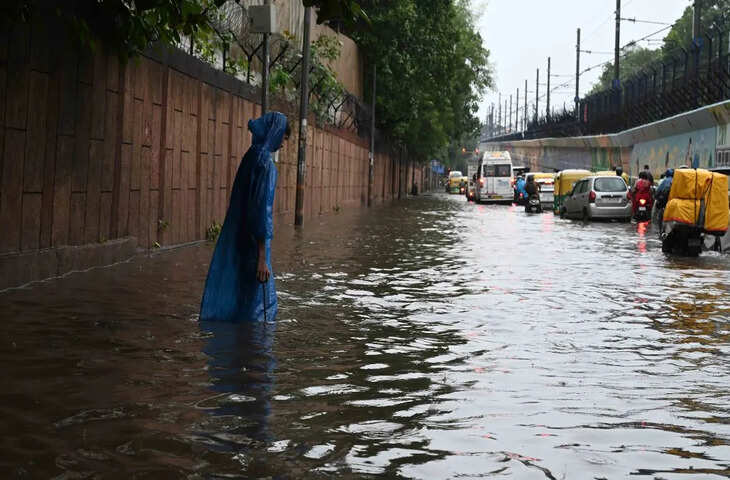 Weather Update Today:  दिल्ली में बारिश ने बढ़ाई मुसीबत, संसद से अस्पतालों तक जलभराव; आज भी हल्की बारिश के आसार