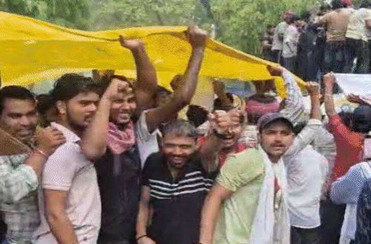 प्रयागराज में कॉकरोच पार्टी के समर्थन में 10 हजार छात्रों का प्रदर्शन, तेज बारिश में भी नहीं डिगा हौसला; वीडियो में जाने बैनरों पर लिखा- 'इस्तीफा दे दो न यार'
