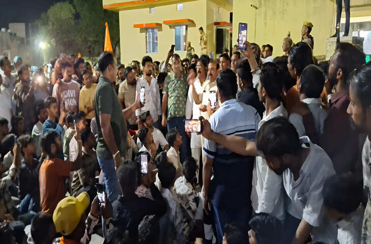 रावतभाटा में शिवलिंग खंडित होने पर तनाव, बाजार बंद रावतभाटा में शिवलिंग खंडित होने पर तनाव, बाजार बंद कर प्रदर्शनर प्रदर्शन