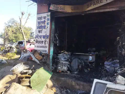 Shimla डीडविन टिक्कर में स्पेयर पार्ट्स की दुकान में लगी आग आग की लपटें निकलती देख लोगों ने दमकल विभाग को सूचना दी