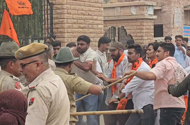 बाड़मेर में छात्रसंघ चुनाव बहाली की मांग पर प्रदर्शन, ABVP कार्यकर्ताओं और पुलिस में धक्का-मुक्की