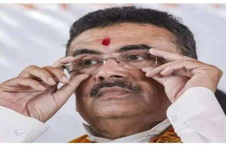 उपचुनाव से पहले नौकरशाही से राजनीति में एंट्री! पूर्व DC देबाशीष शर्मा BJP में, बैकफुट पर कांग्रेस?
