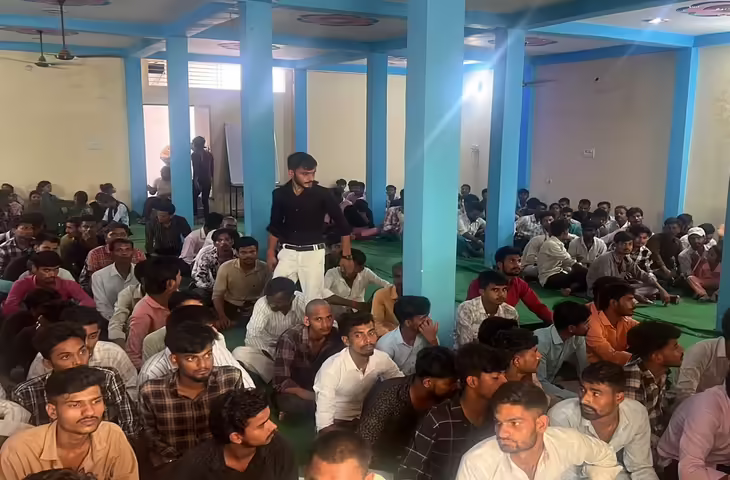 वाराणसी में बड़ा खुलासा: नौकरी के नाम पर 250 युवकों को बंधक बनाकर ठगी करने वाला गिरोह पकड़ा गया, 6 गिरफ्तार