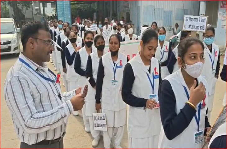 "पति अगर आवारा है तो कंडोम ही सहारा है", वीडियो में देखें एड्स दिवस पर छात्राओं के लगाए विवादित नारों से सोशल मीडिया पर मचा बवाल