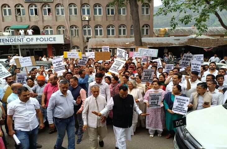 भाजपा ने पाकिस्तानी नागरिकों को तत्काल वापस भेजने की मांग को लेकर मंडी में विरोध प्रदर्शन किया