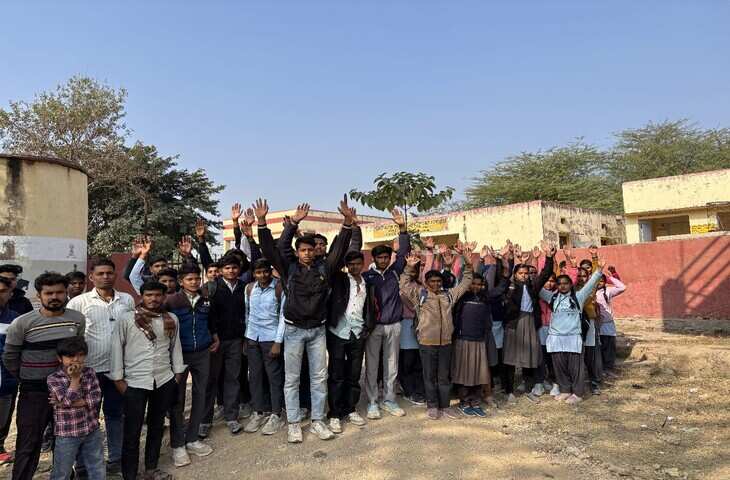 भीलवाड़ा में लेक्चरर के ट्रांसफर के विरोध में छात्र धरने पर, 8 डिग्री ठंड में स्कूल के बाहर बिताई रात