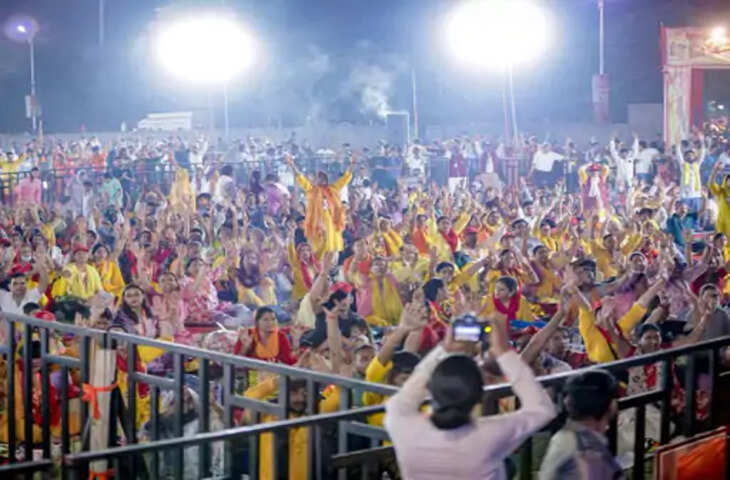 धीरेंद्र शास्त्री के हनुमान चालीसा हवन में 2000 लोगों ने लिया हिस्सा, ग्रेटर नोएडा में हुआ संकट निवारण हवन