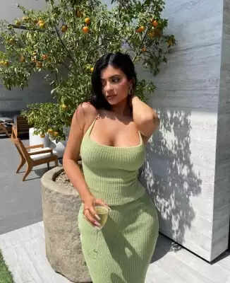 ग्रीन आउटफिट में Kylie Jenner दिखी बेहद खूबसूरत