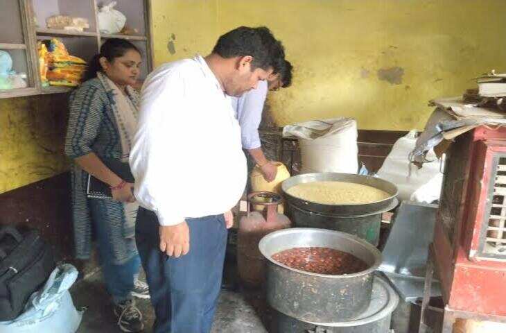 बुलंदशहर में गंदे पानी से भरे तालाब में रखा मिला पनीर, खाद्य विभाग ने नष्ट कराया, देखे वीडियो 