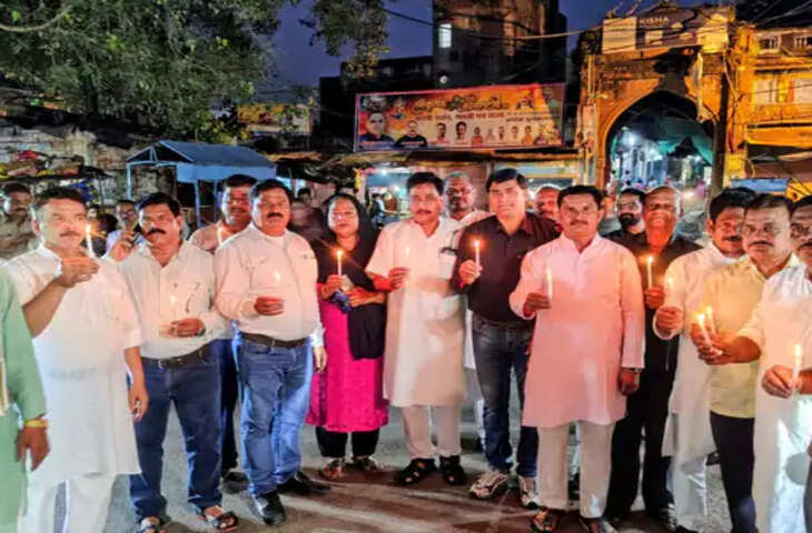 शराब से मौतों के विरोध में दतिया में कैंडल मार्च: कांग्रेस ने की दोषियों पर सख्त कार्रवाई की मांग, पीड़ित परिवारों को सहायता देने की अपील